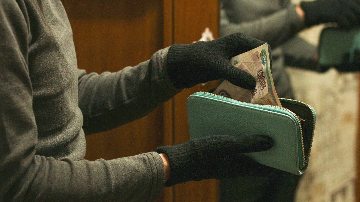 Мошенники украли у пермяка 1,5 миллиона рублей, представившись сотрудниками МВД. Как у них получилось?
