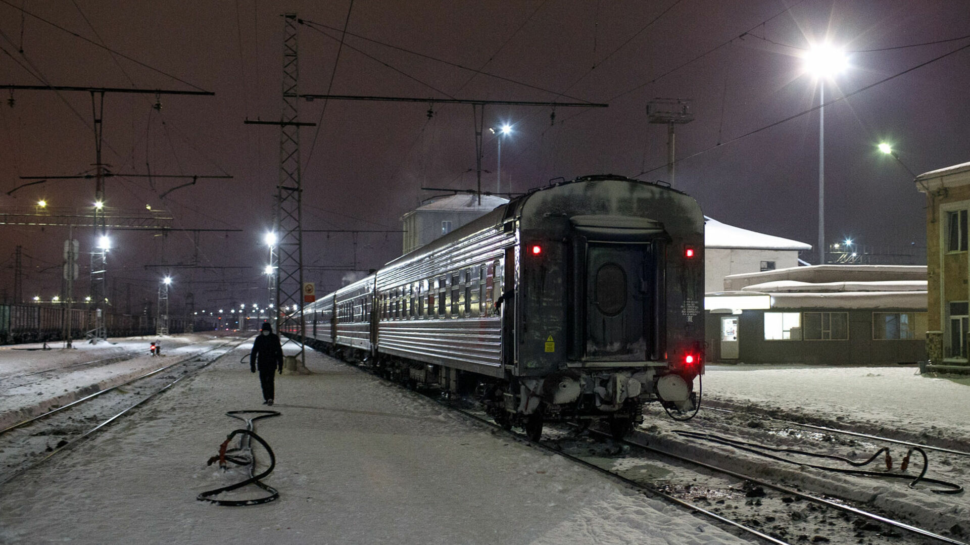 Ижевск новый уренгой поезд. Поезд Сургут Куть Ях. Электричка ночью. Российские поезда. Железнодорожная авария.