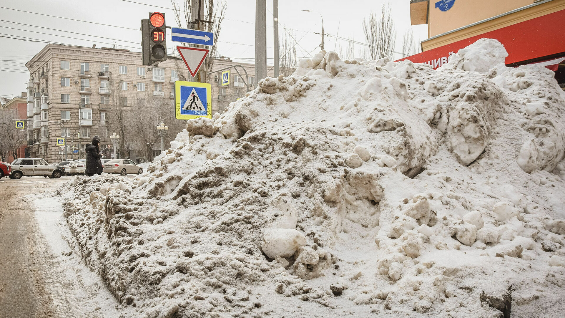 Жители Перми оценили уборку снега зимой 2022 года ниже, чем на «троечку»