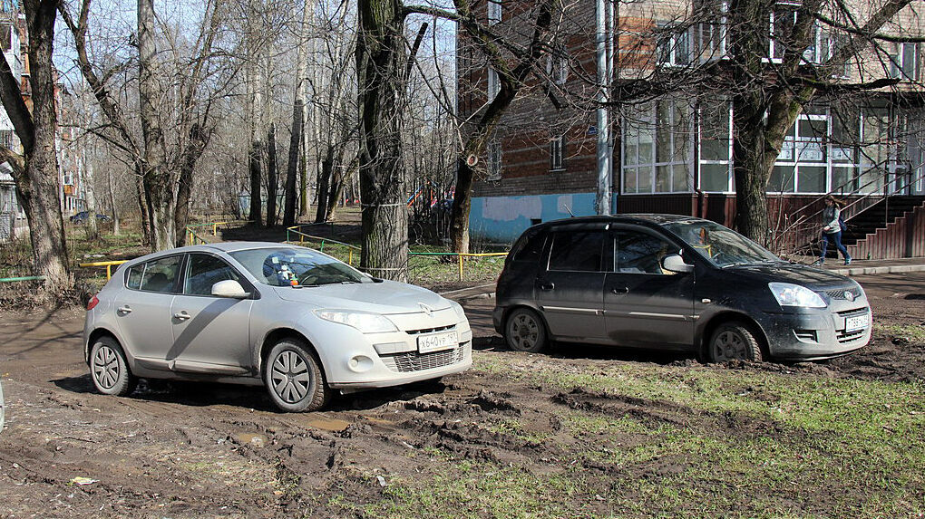 В Перми начались рейды против «гряземесов». Водителей будут штрафовать за парковку на газоне