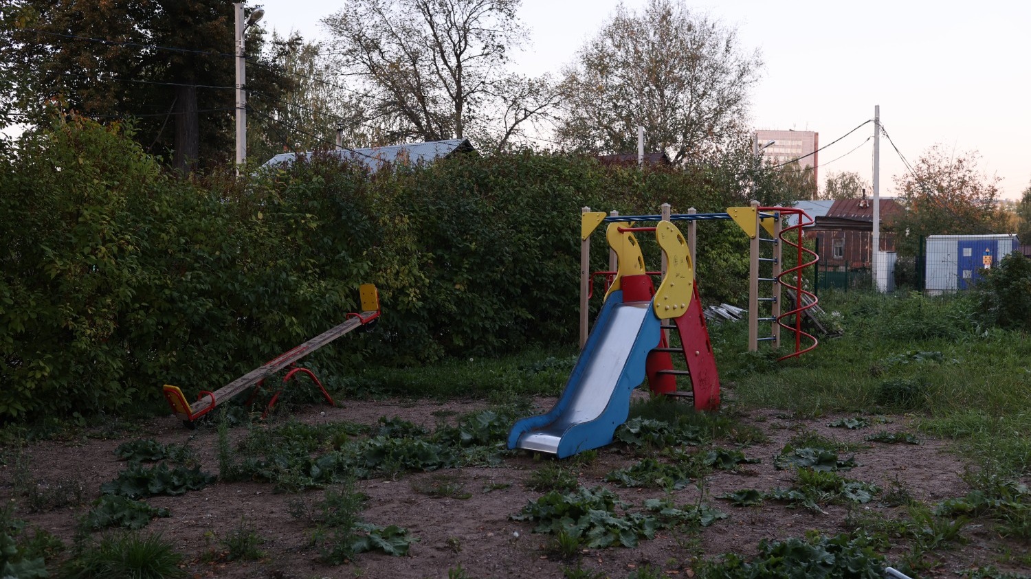 Типичная детская площадка с окраин Перми, но в центре города