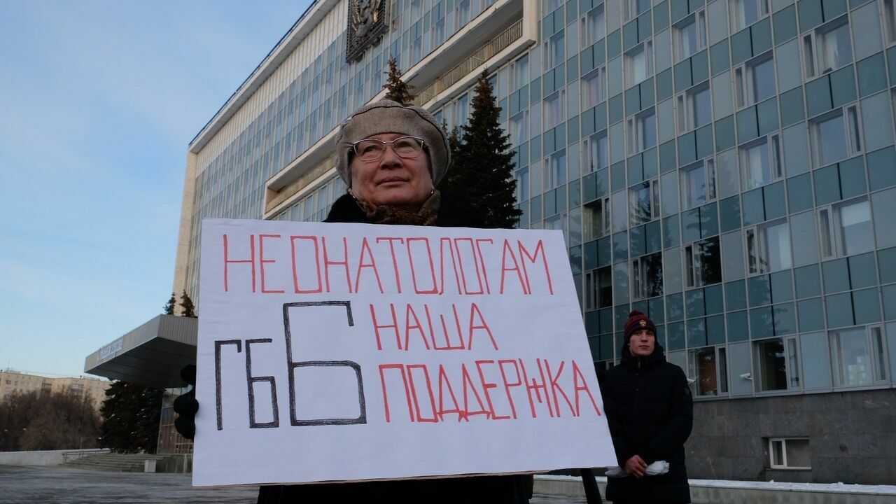 «Альянс врачей» провел серию одиночных пикетов у Закcобрания Пермского края