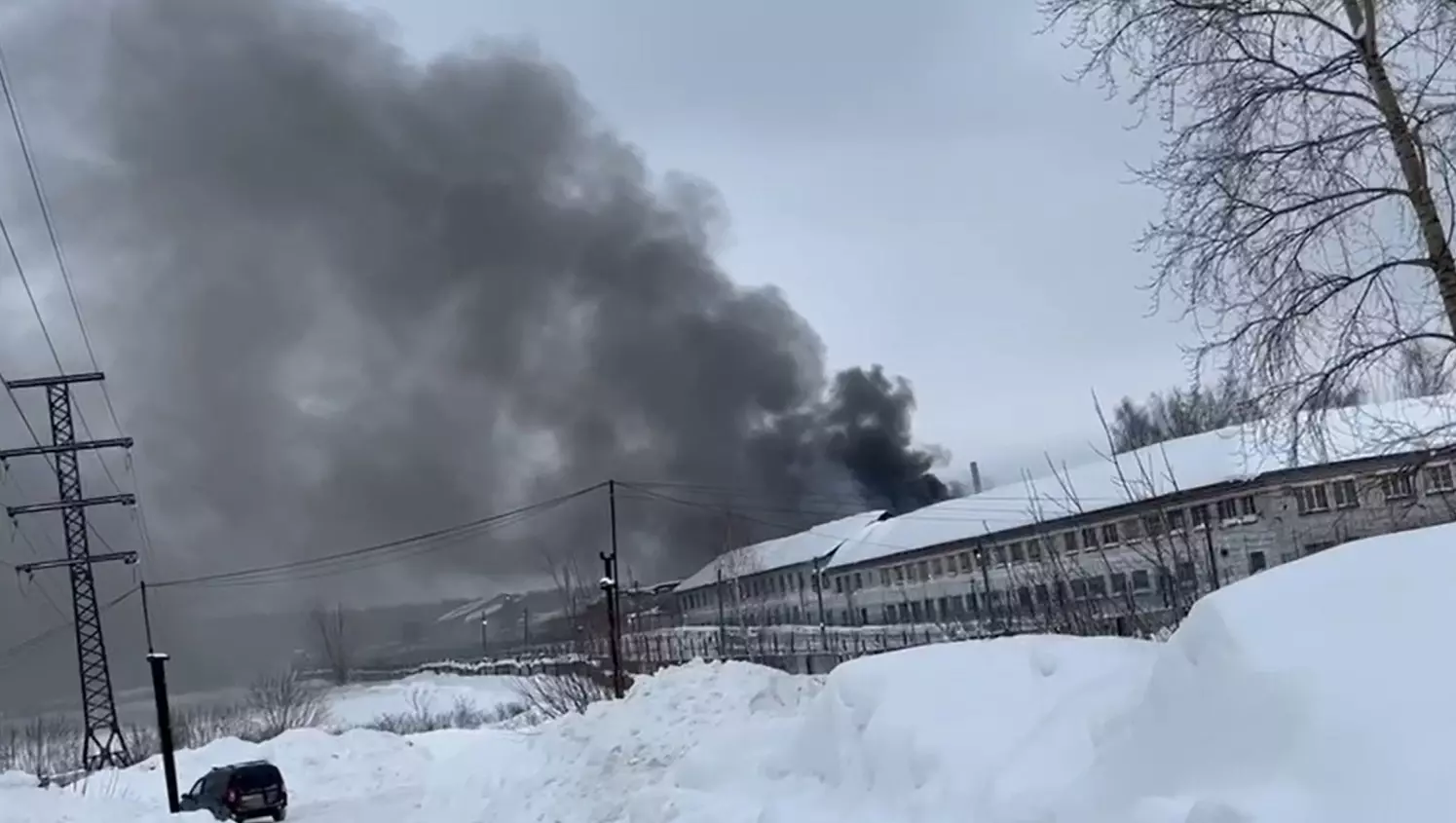 В Соликамске загорелось здание цеха в исправительной колонии №9