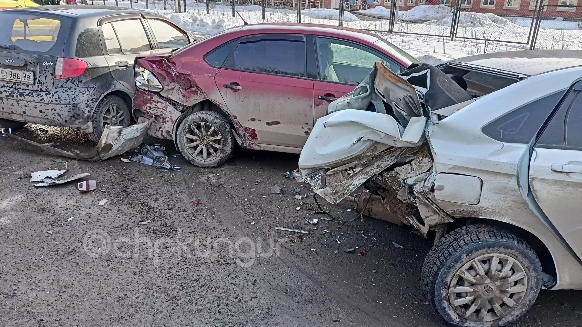В Кунгуре водитель устроил массовую аварию на парковке