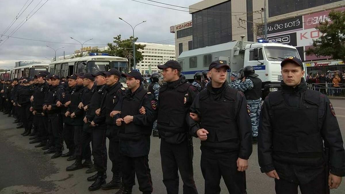 На Урале первоклассников нарядили в форму ОМОНа для разгона митингов