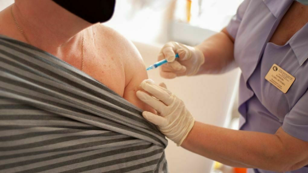 В Пермском крае за неделю первым компонентом вакцины от коронавируса привились более 15 тысяч человек
