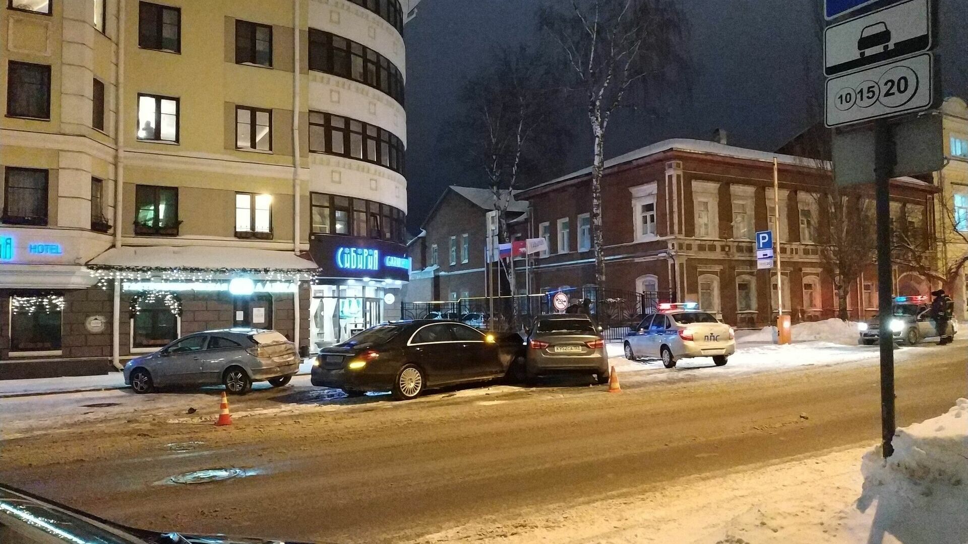 Фотофакт: в центре Перми столкнулись автомобиль такси и Mercedes Benz S-class