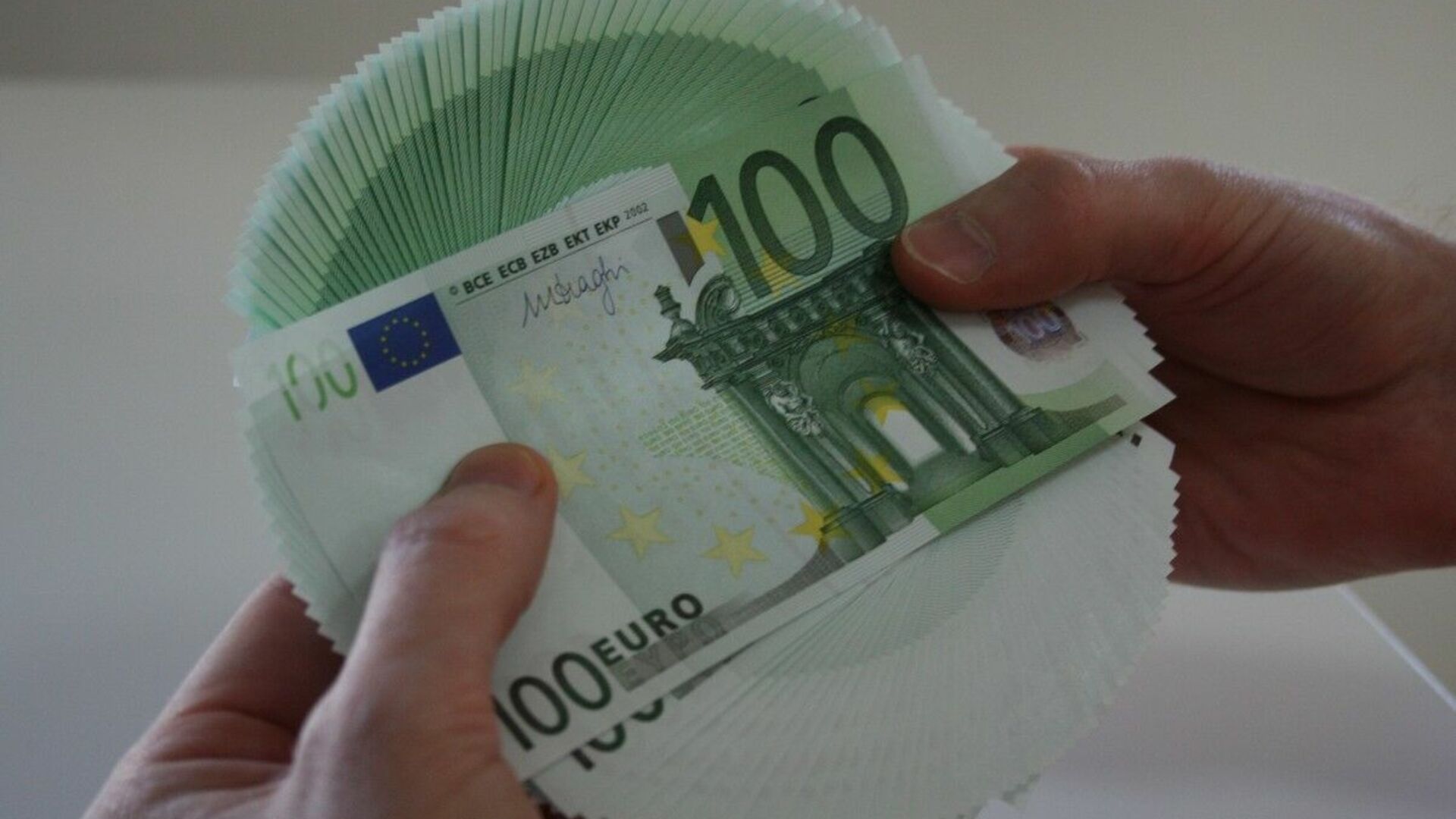 Миллион евро в рублях на сегодня. 5000 Евро. Тыща евро. Фото 5000 евро. 5000 Тыс евро.