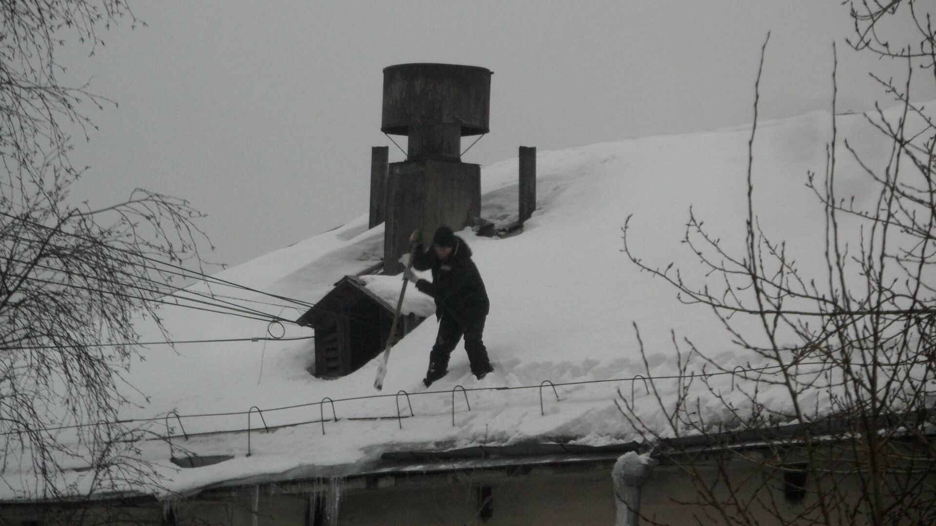В Перми скорректирована работа специалистов в районах для усиления проверок качества уборки снега с крыш