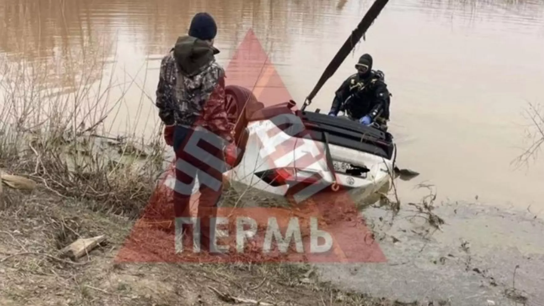 Автомобиль в Пермском крае вылетел с дороги в реку
