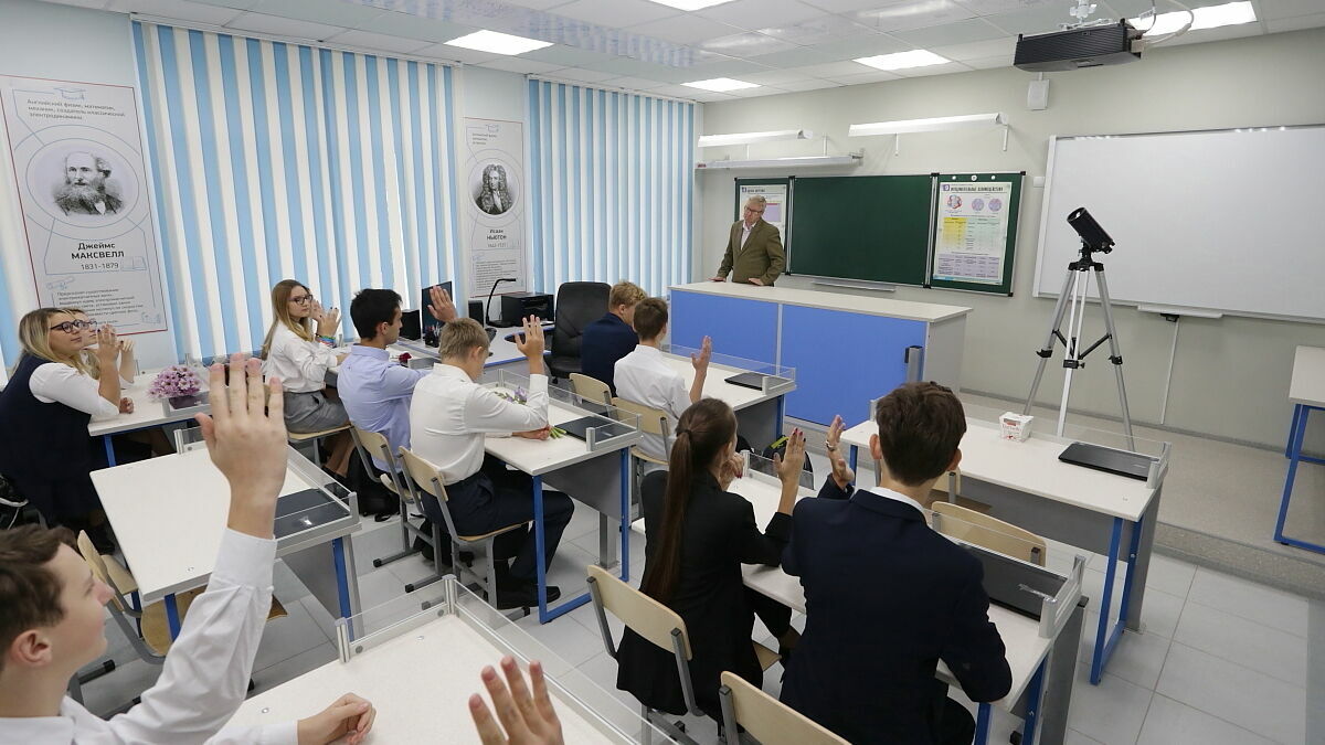 Губернатор Дмитрий Махонин перевел школьников и офисных сотрудников на дистанционку. Но не всех