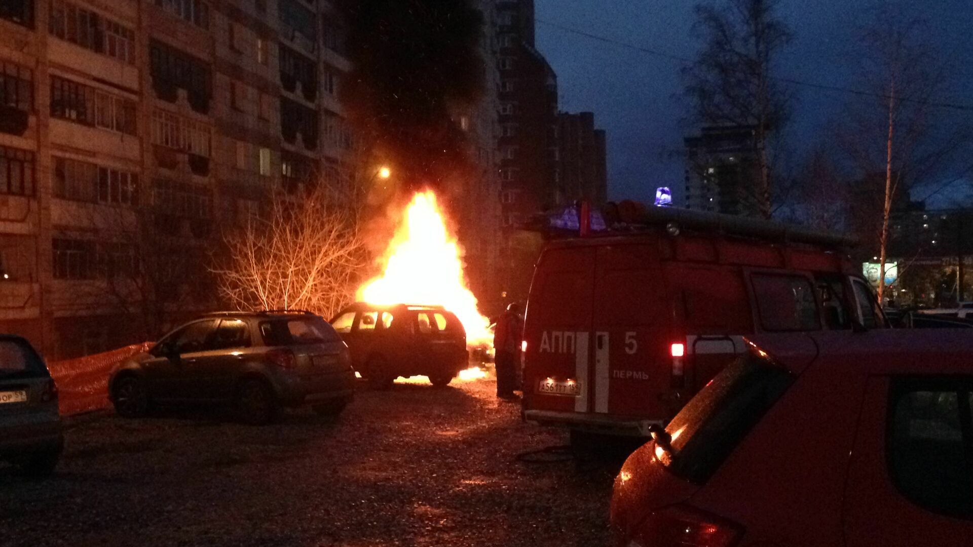 В центре Перми загорелся автомобиль со спящим в салоне водителем. Видео