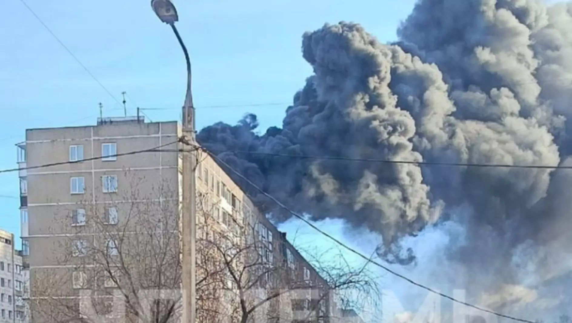 В Перми загорелась крыша многоэтажки на улице Чердынская