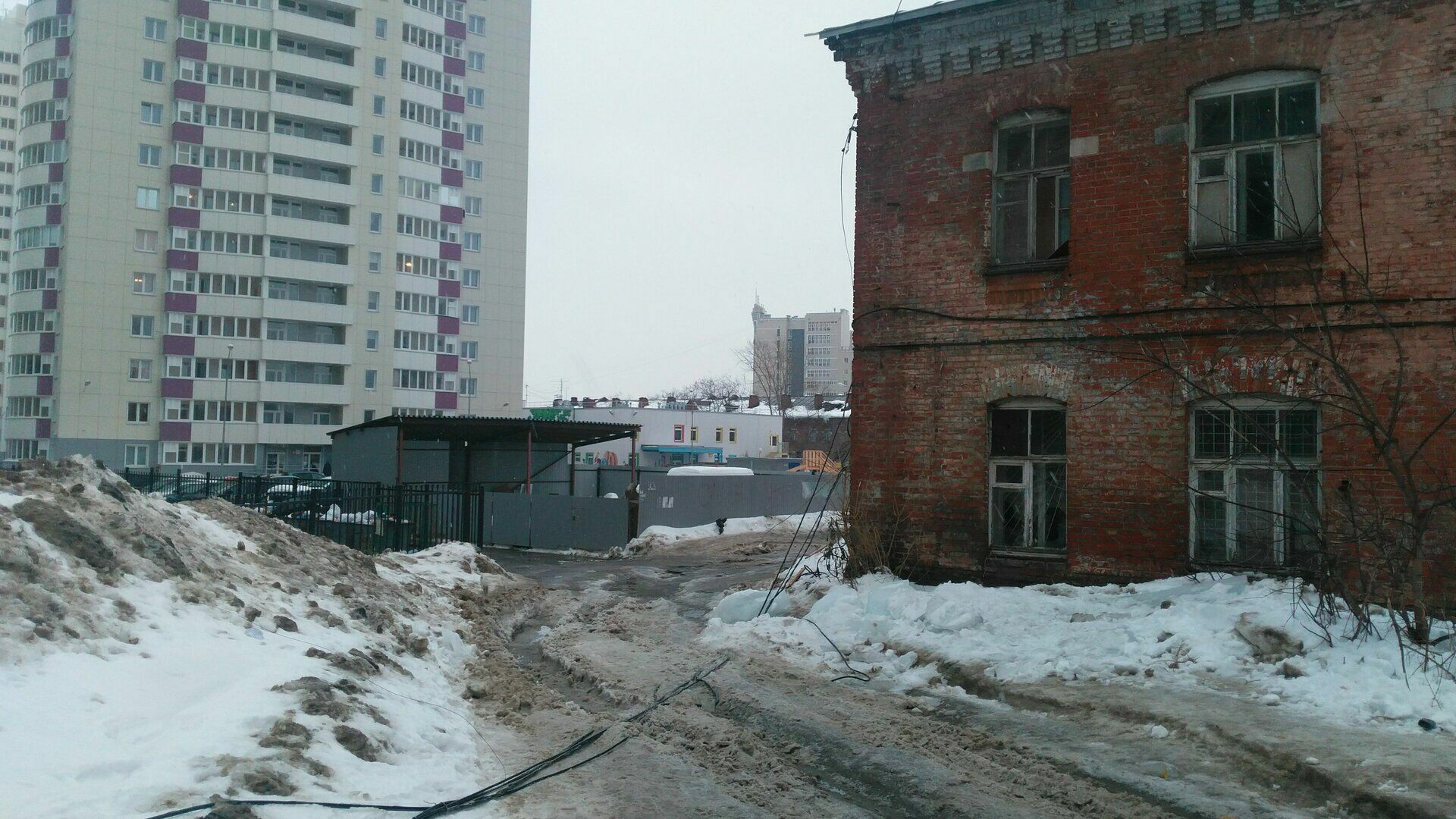 В Красных казармах с бывшего здания министерства обороны сорвало сетевой кабель