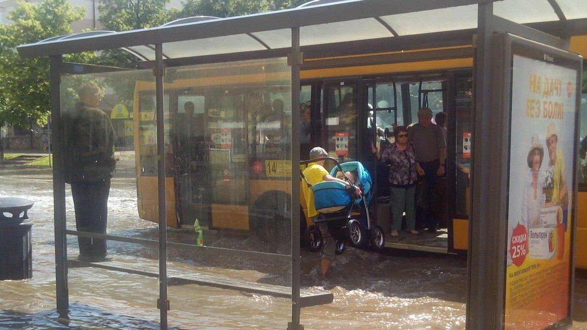 В Перми 10-минутный ливень с градом затопил центр города