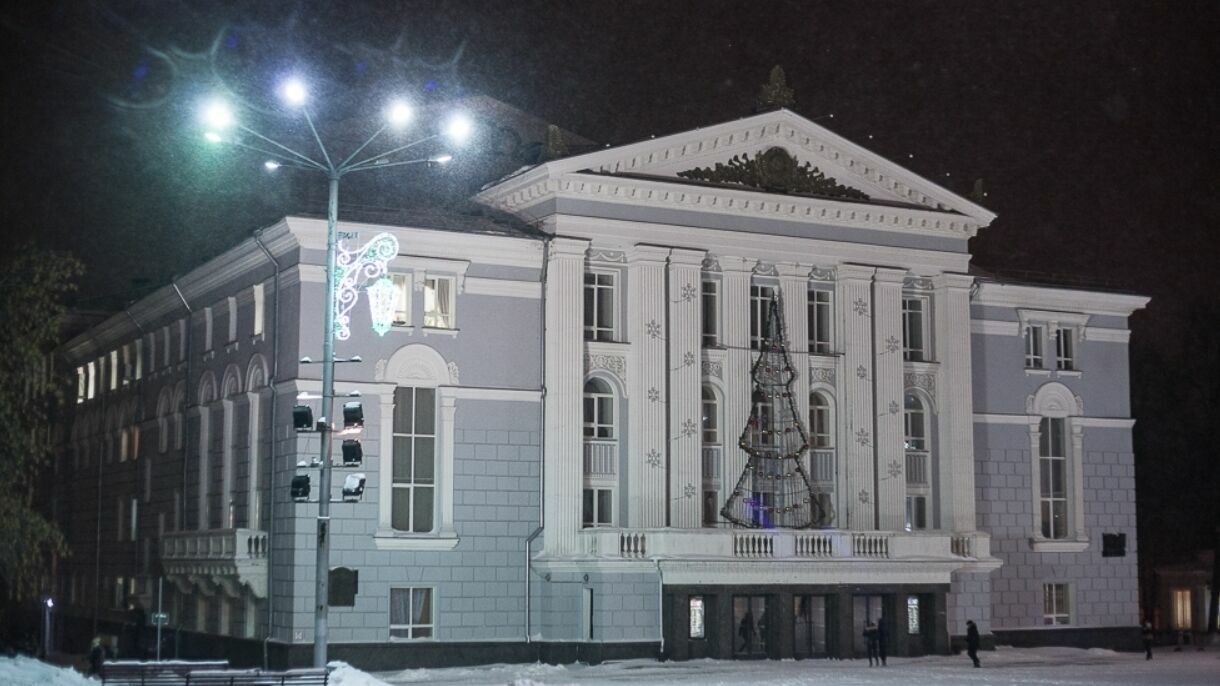 Пермский театр оперы и балета купит девятиметровое «зеркало» за 3 миллиона рублей
