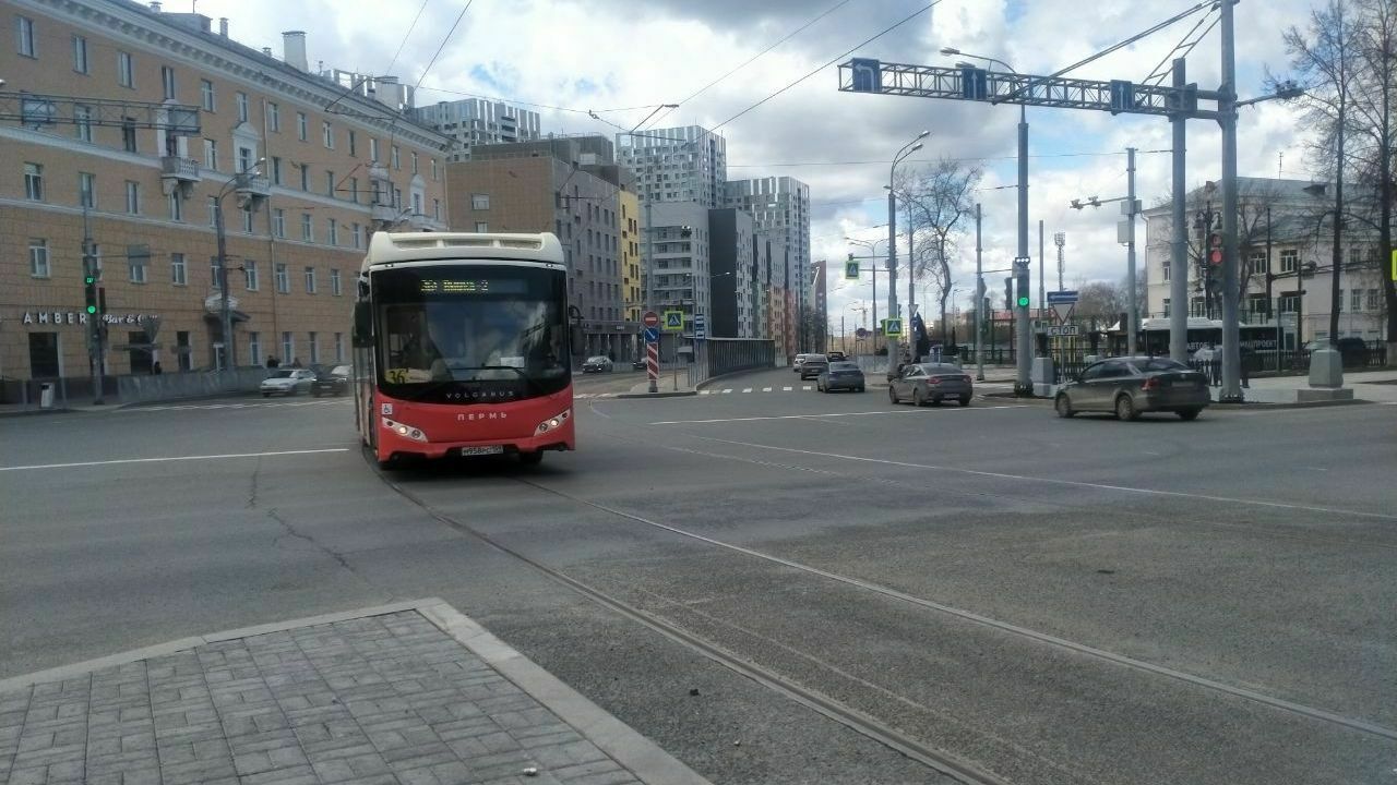В Перми по улице Революции по трамвайным путям начали ходить автобусы