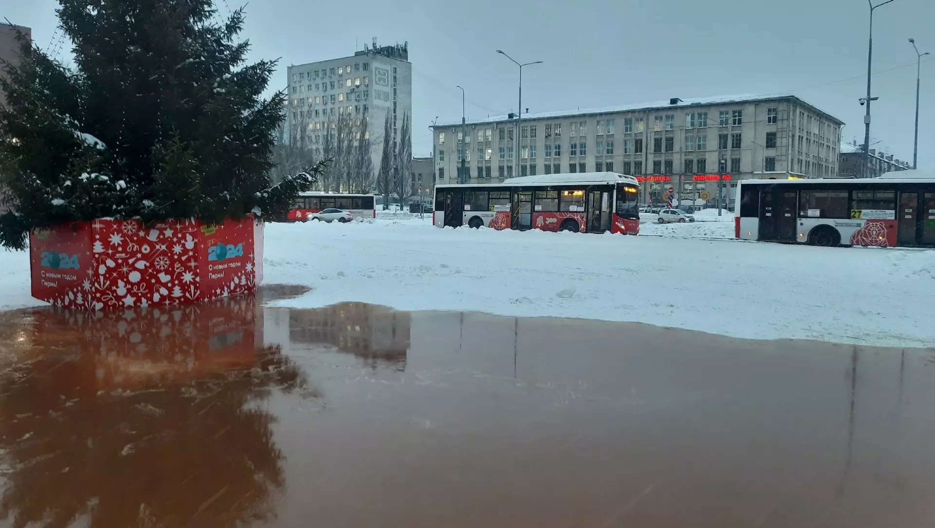 В Перми затопило сквер на улице Дружбы