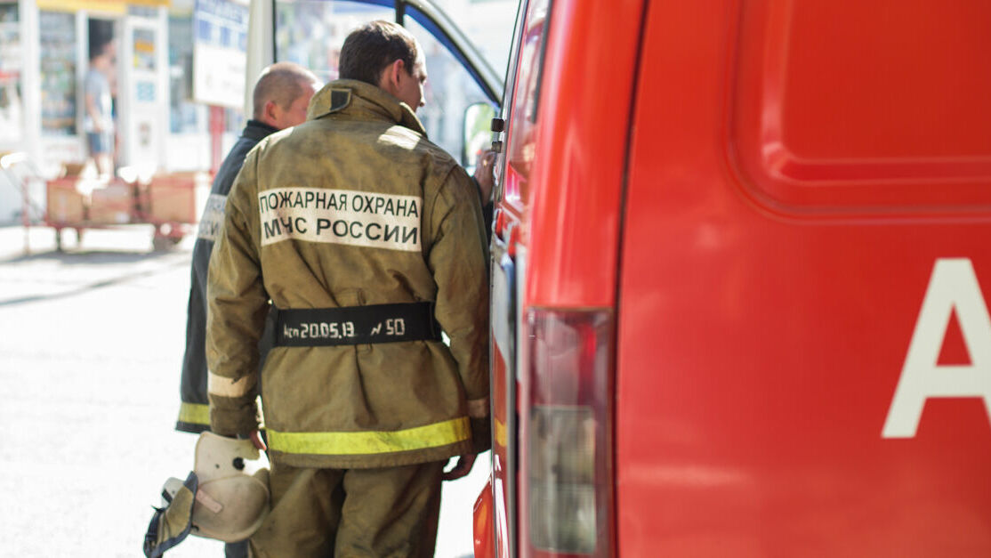 «Вылезла в окно»: в Перми на пожаре чуть не погибла 8-летняя девочка