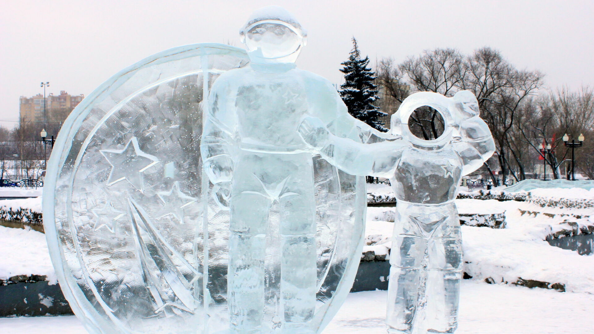 Мороз-камикадзе и карлик-космонавт без лица. Как ледовые городки Перми выглядят без подсветки