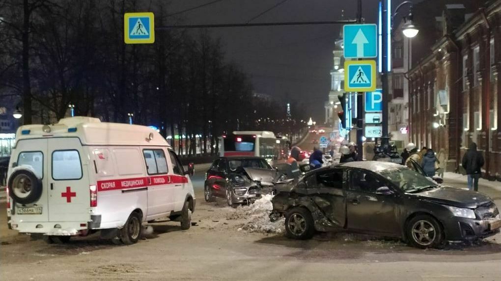Фотофакт: на перекрестке в центре Перми произошло ДТП с двумя иномарками