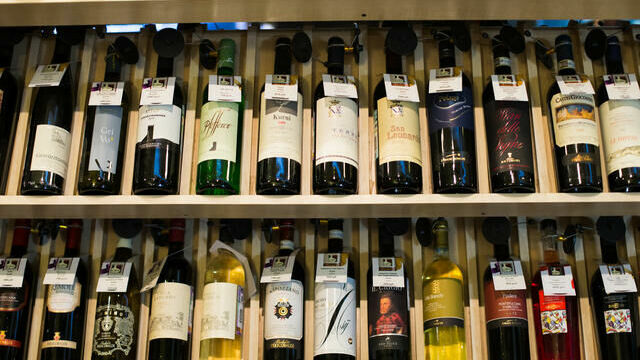 Администрация президента ввезла из ЕС более миллиона бутылок вина
