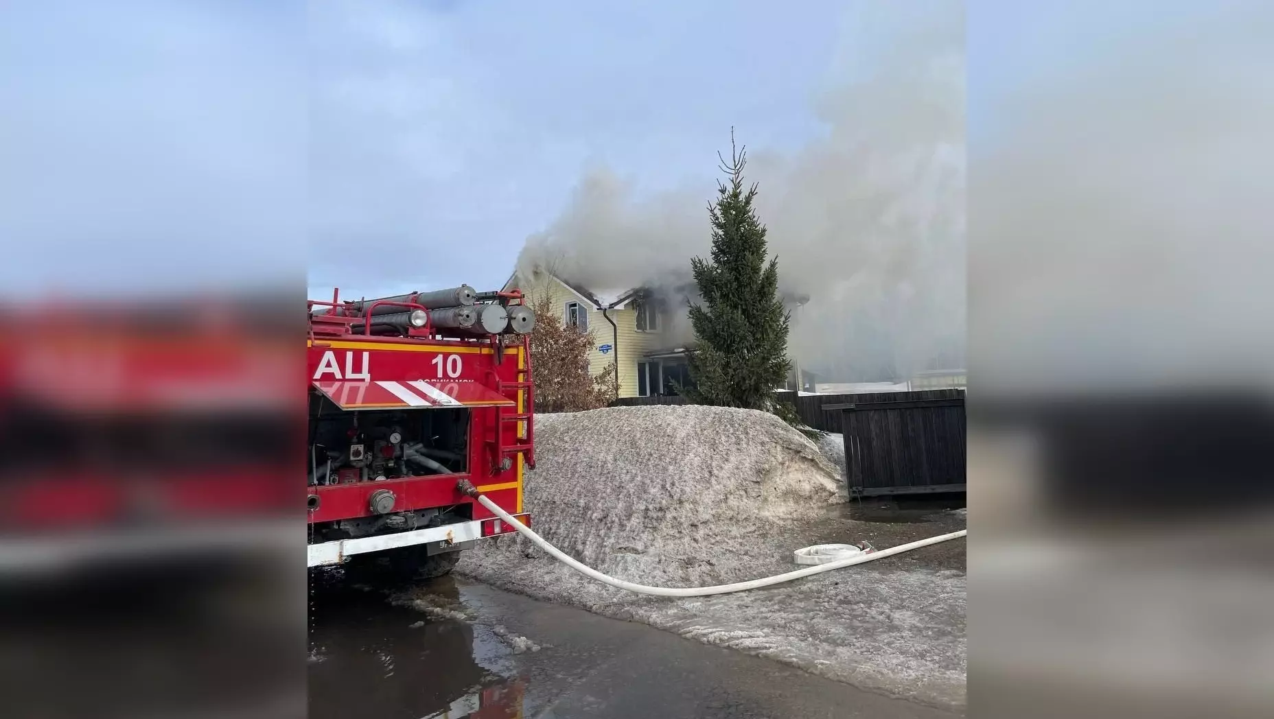 В Соликамском районе пермяк и педагог спасли трех людей из горящего дома