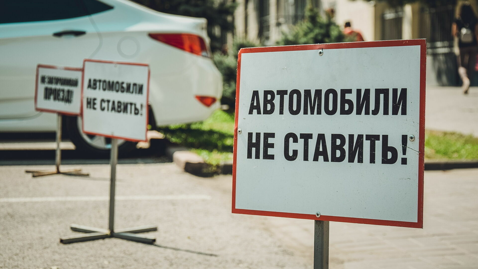 В Ленинском и Свердловском районах Перми прошли рейды по незаконным парковкам на газонах