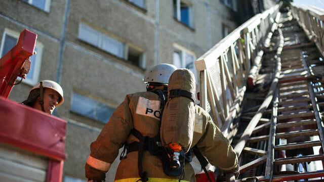 Пермские пожарные вывели 15 человек из горящей пятиэтажки