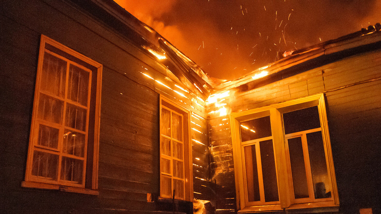 Несовершеннолетний житель Прикамья пытался самостоятельно потушить горящий дом