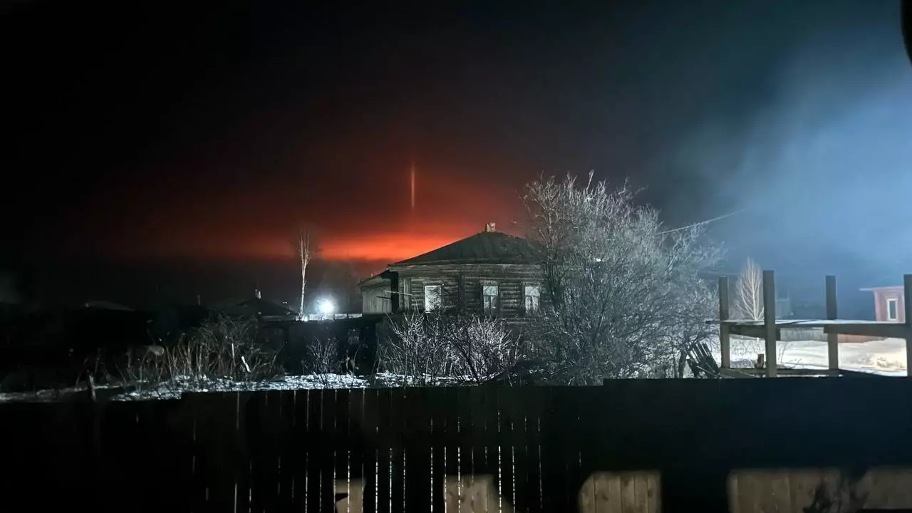 В Красновишерске с ночи горят отходы лесопилки