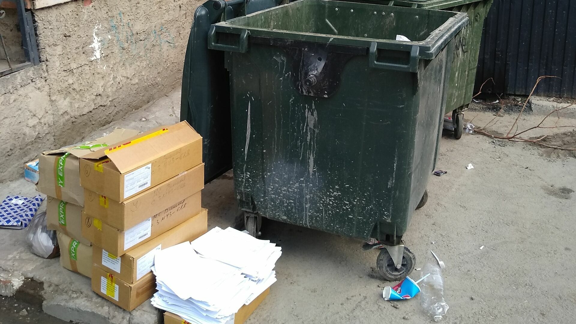 В центре города возле мусорных баков нашли личные данные пермяков