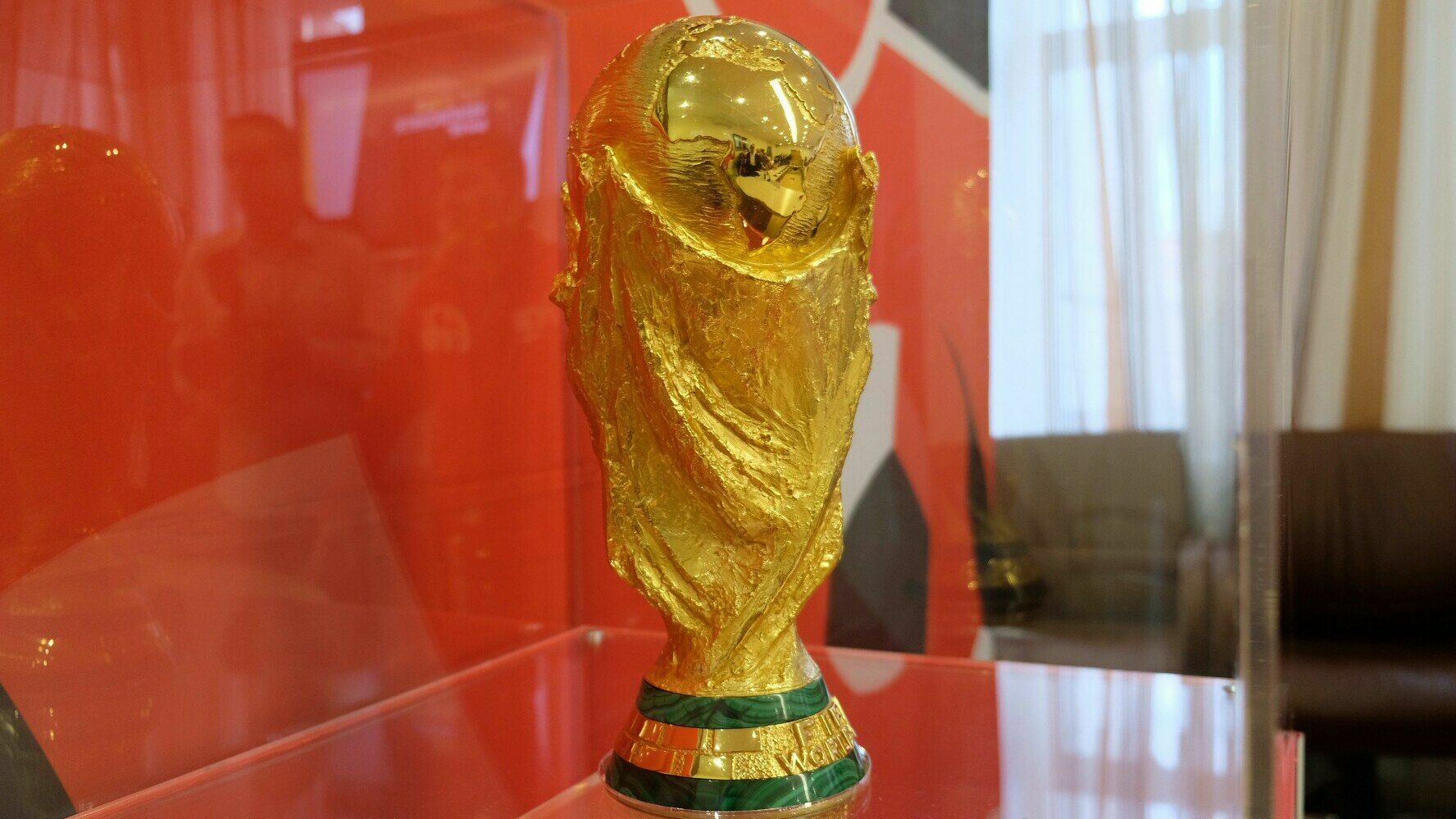 Фотофакт: в Перми показали Кубок Чемпионата мира по футболу