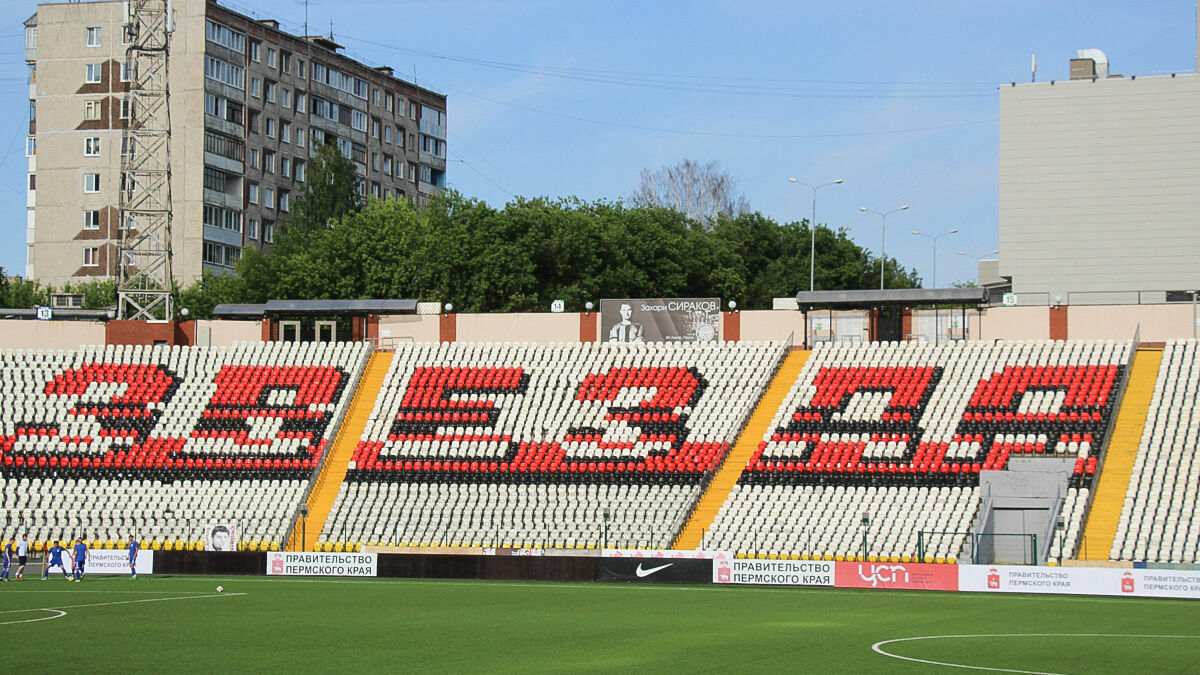 На пермском стадионе надпись «Амкар» сменили на «Звезду»‍. Но буквы красно-черные!