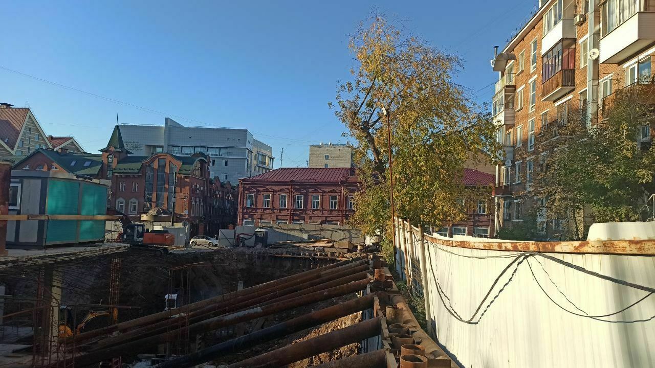 ПМД отчитались о восстановлении двора дома на Компросе, 17. Там опять проваливается асфальт