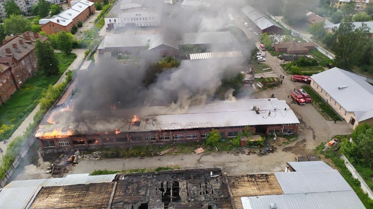 В Красных казармах снова горят заброшенные склады. Видео