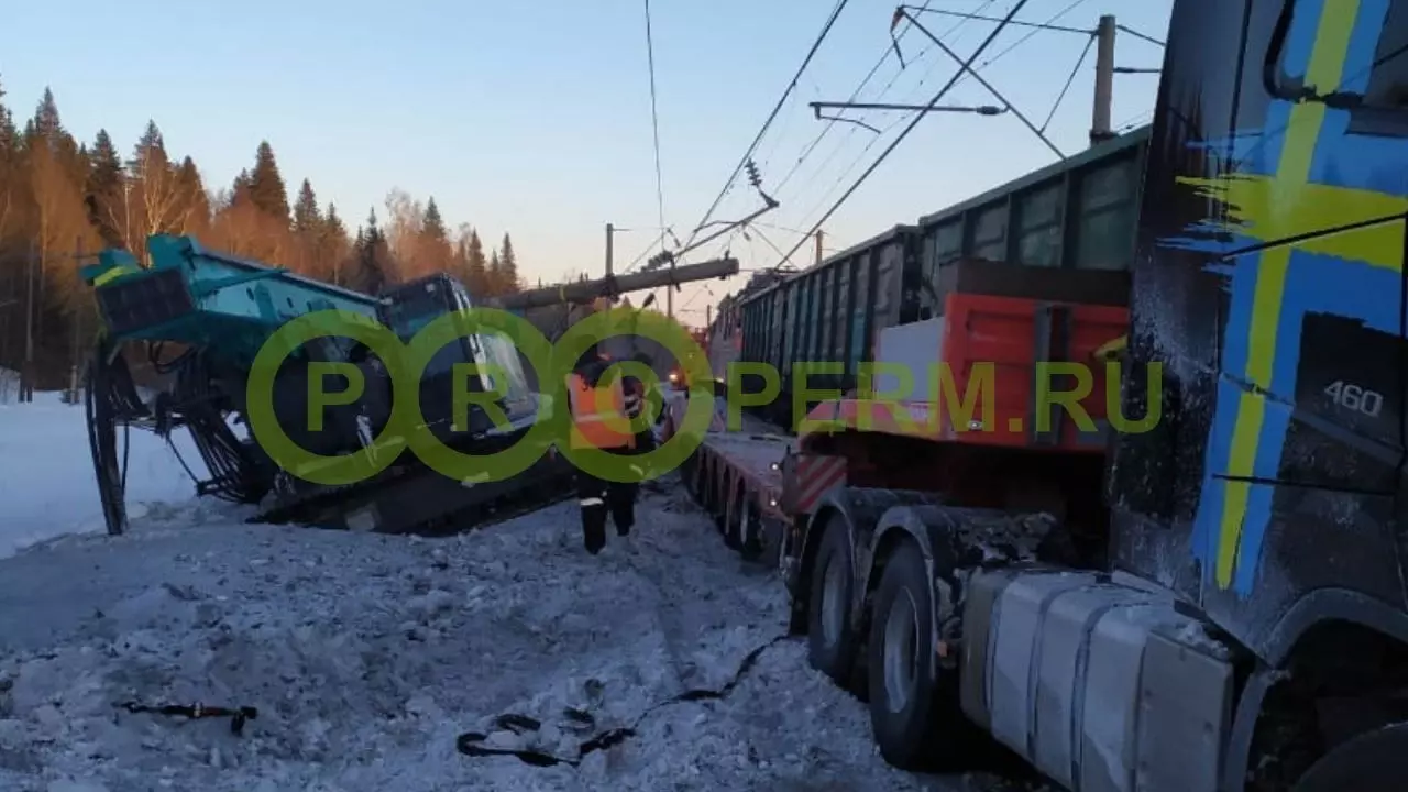 Из-за столкновения грузовика и поезда в Прикамье опаздывает один пассажирский поезд