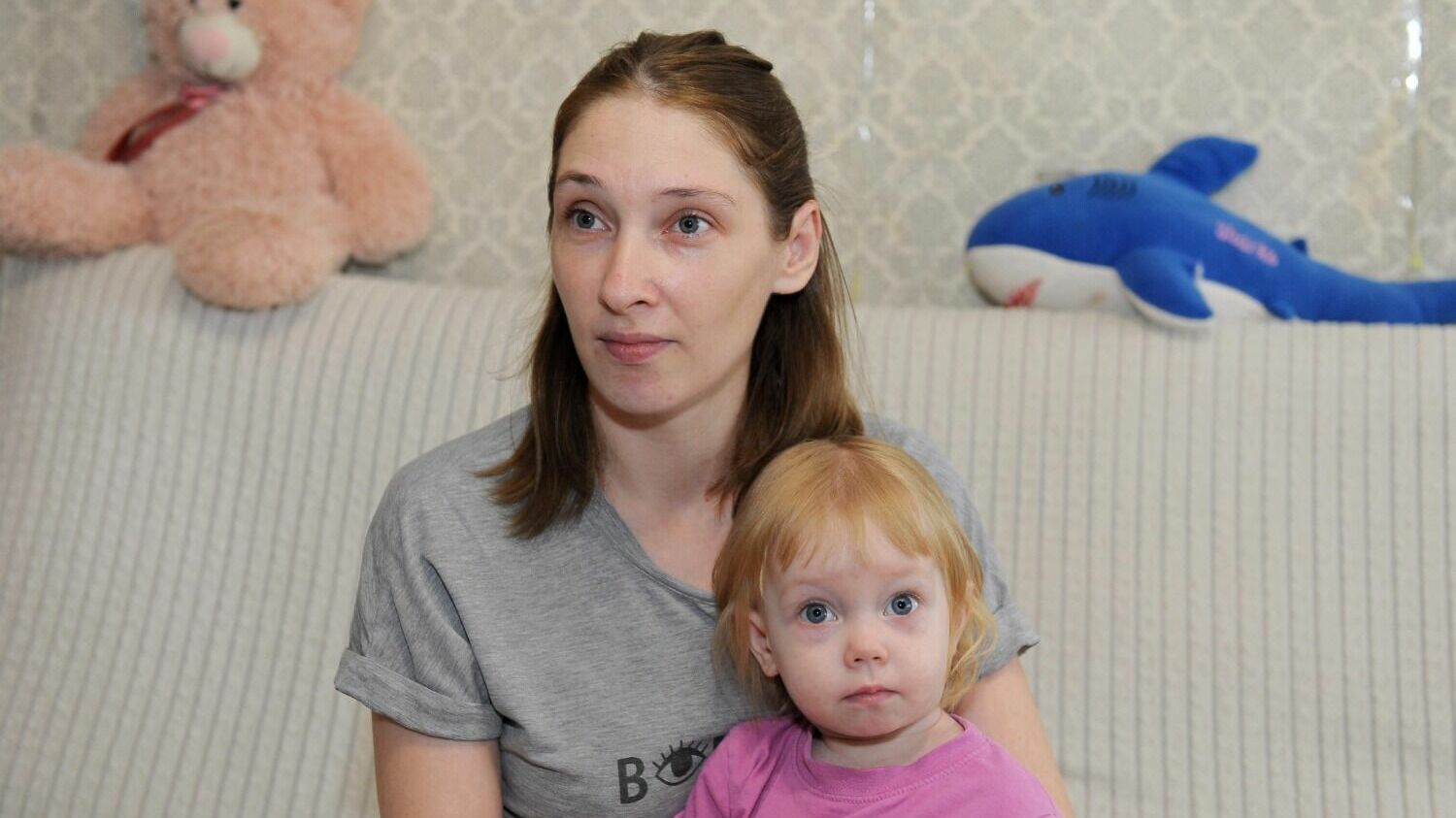 Нина Куклина с дочерью Полиной (1 год 8 месяцев). Изначально Нине предоставили комнаты с подселением, но там оказалось невозможно жить с детьми