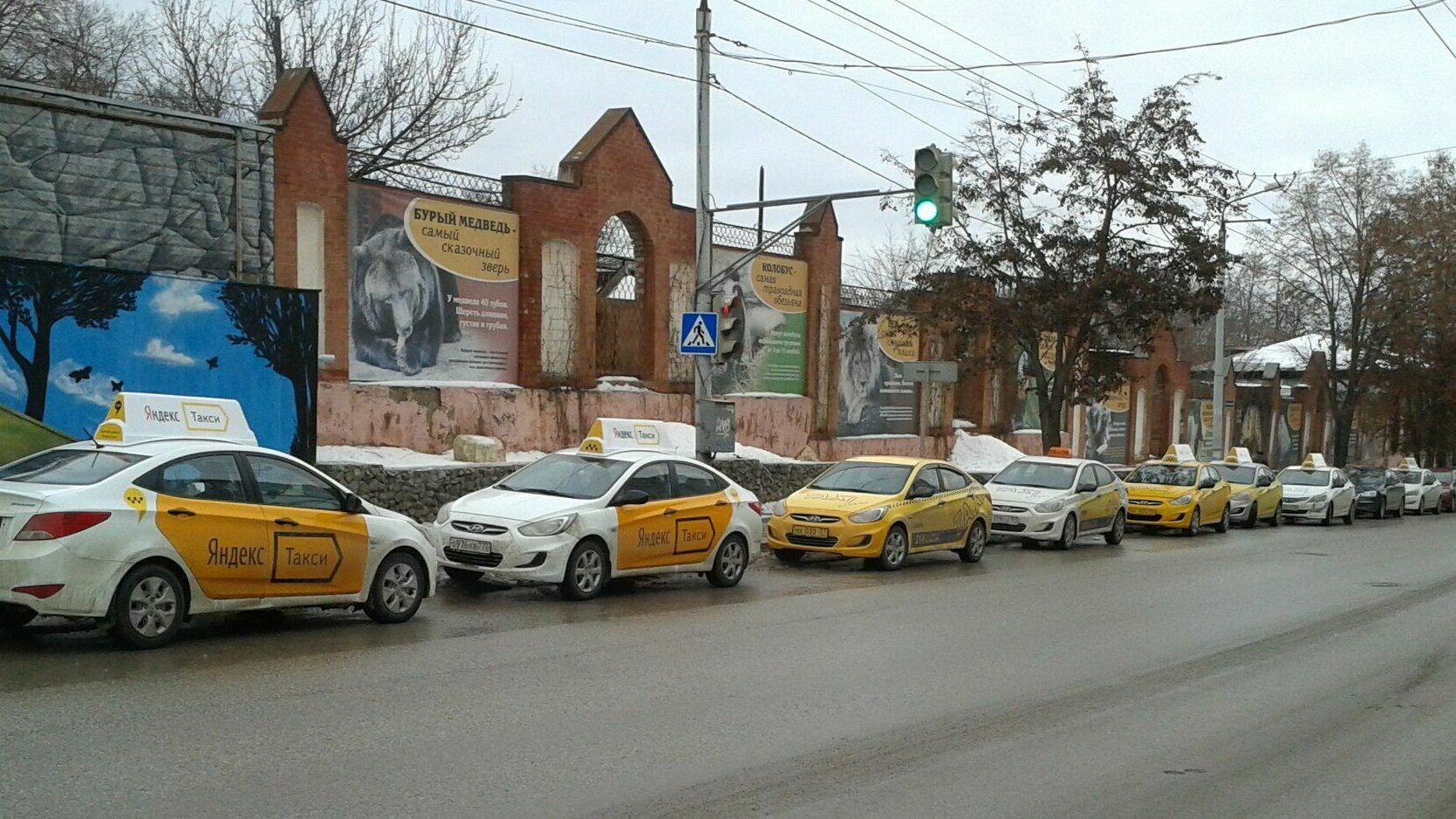 Фотофакт: Монастырскую оккупировали «Яндекс. Такси»