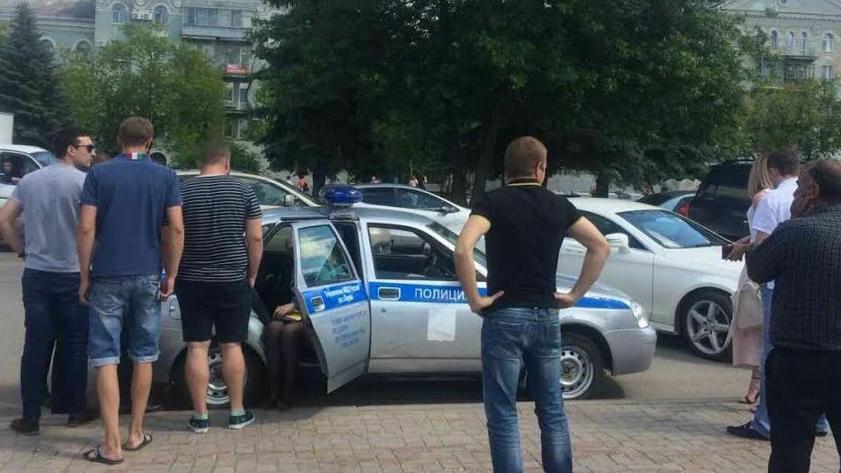 Фотофакт: в Перми около ДК им. Солдатова полицейские и приставы «ловят» должников