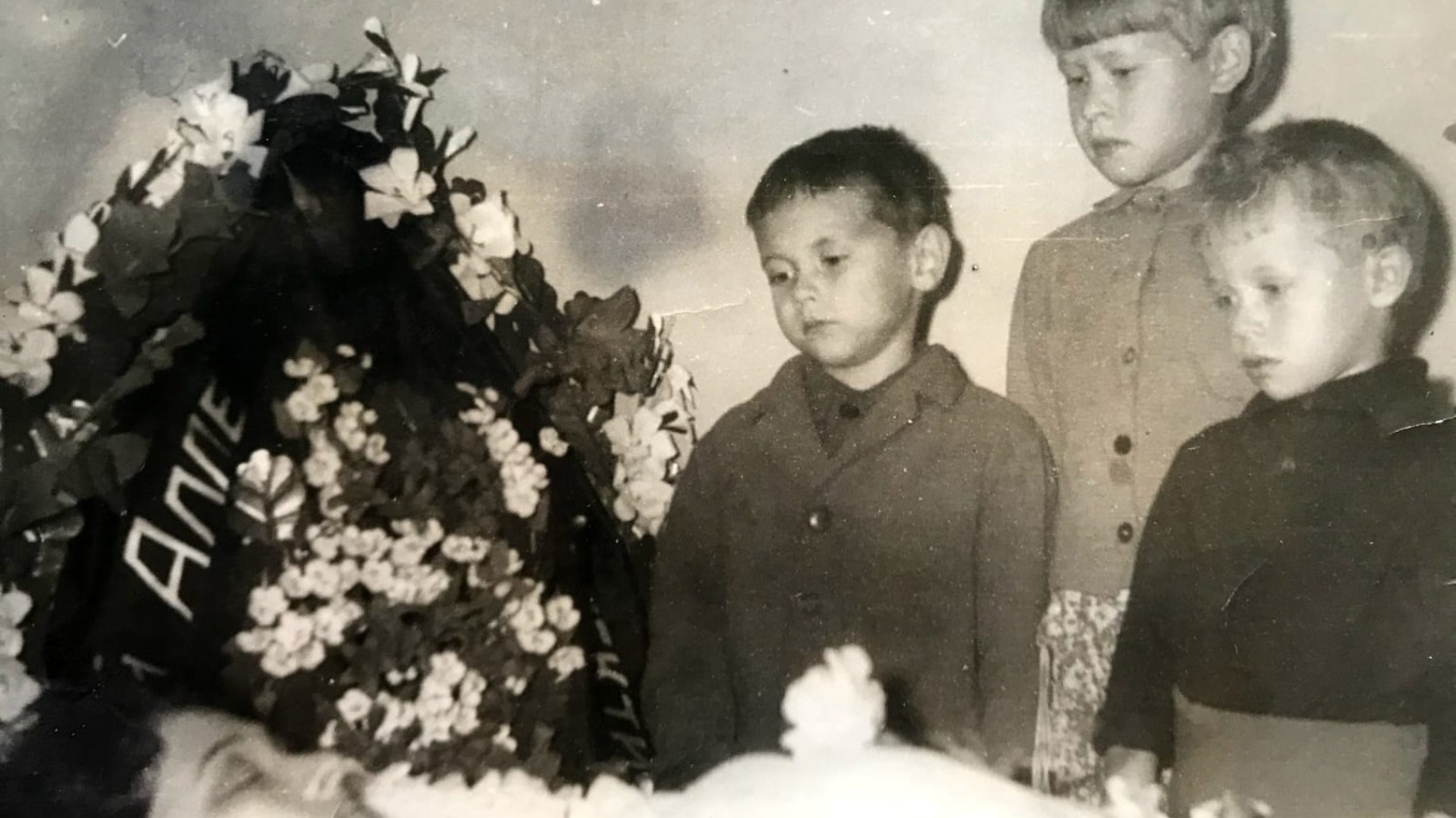 Фото из архива Ларисы Баюсовой. Она в центре, рядом с ней братья Виктор и Андрей. 
