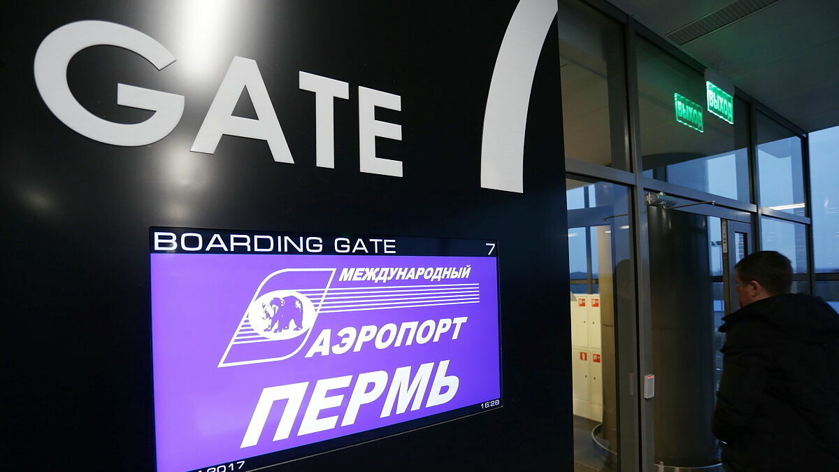 Пассажиры экстренно севшего самолета из Перми уже несколько часов ожидают рейс в Анталью