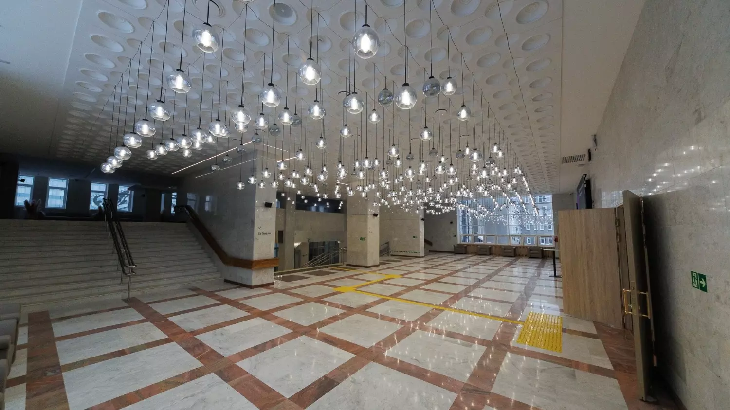 Обновленный холл большого зала филармонии напоминает бальный зал во дворце