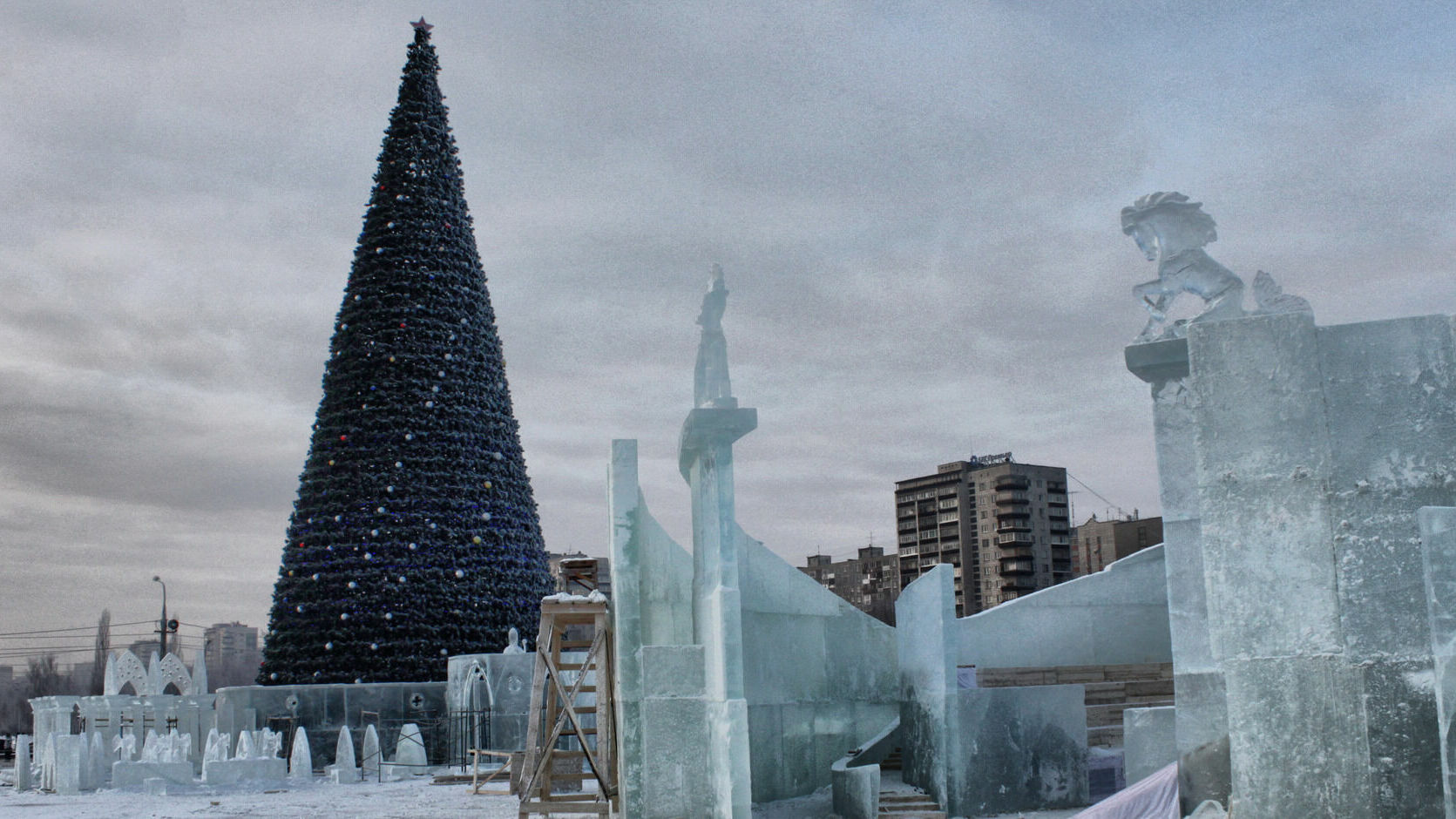 На эспланаде демонтируют ледовый городок «Пермь Великая». Каток останется до конца февраля