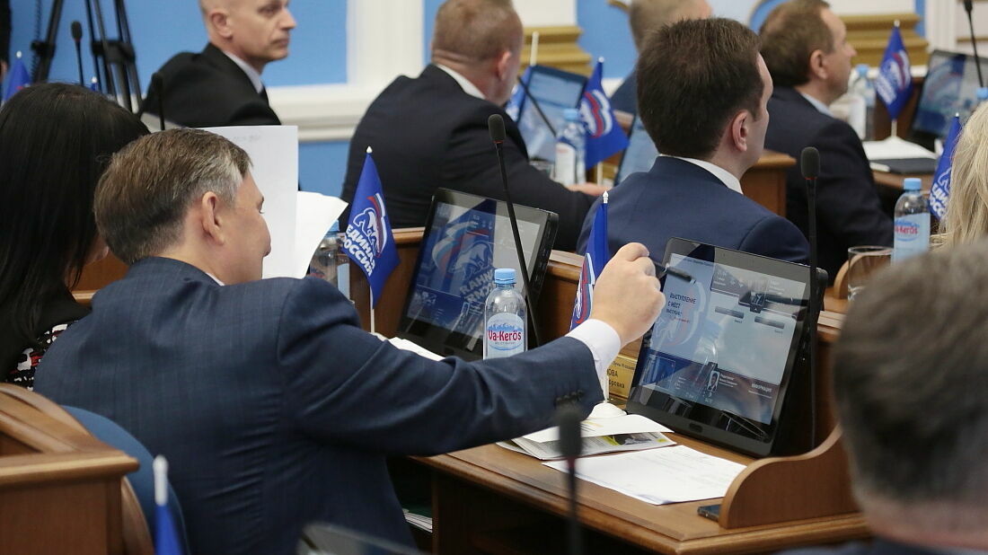 Депутатам гордумы за 74 миллиона рублей обновили зал для заседаний. Давайте посмотрим на него вместе