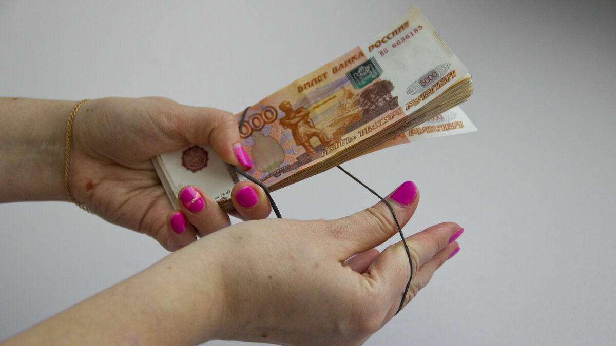 Жительница Прикамья похитила деньги на новогодние подарки для детей