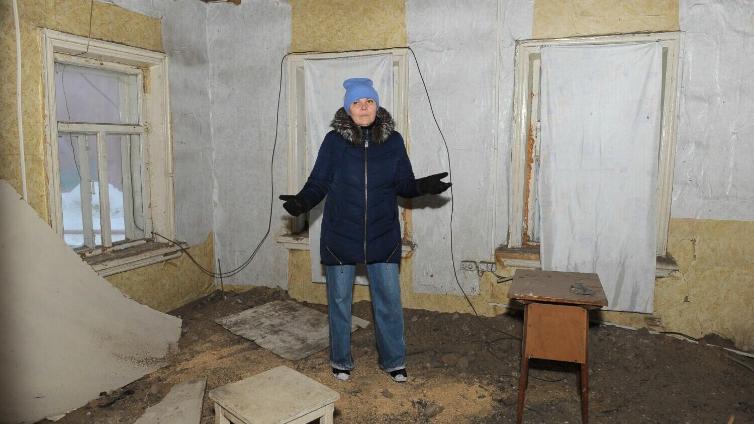 Галина показывает разрушившуюся часть дома