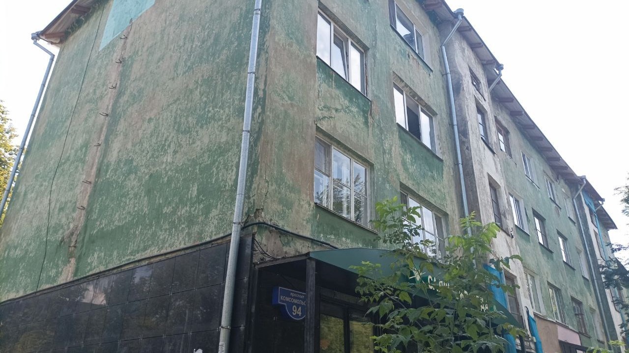 СК проводит проверку из-за разваливающегося дома на Комсомольском проспекте, 94