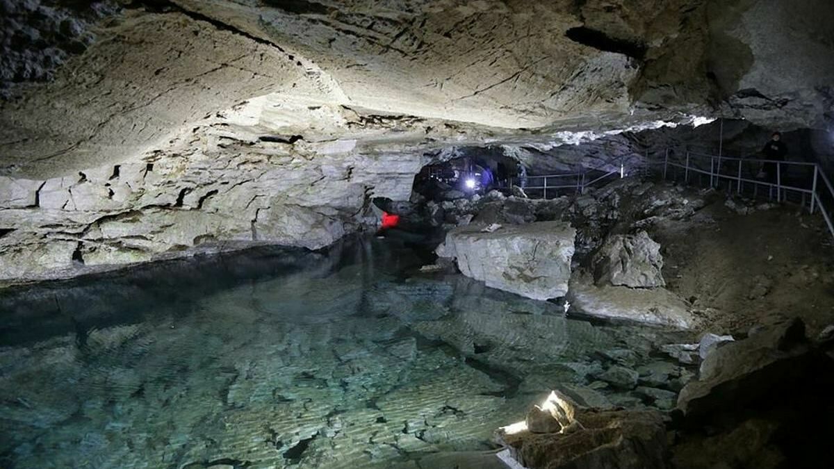 В Прикамье ученые «помыли» Кунгурскую ледяную пещеру