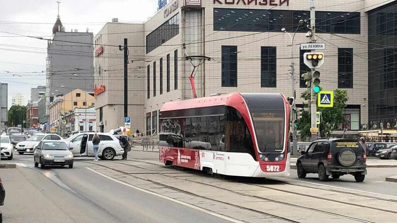 Фотофакт: возле Колизея на Куйбышева встали трамваи из-за ДТП